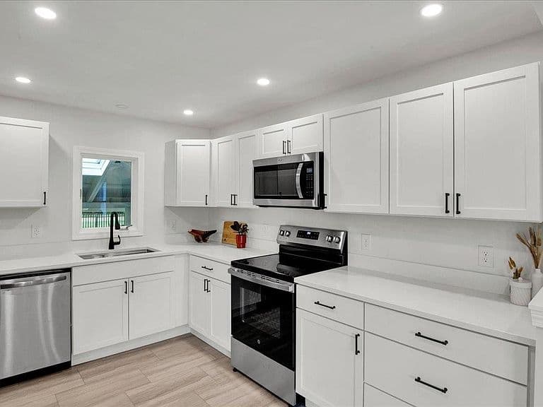 1 Huron Avenue photo 2