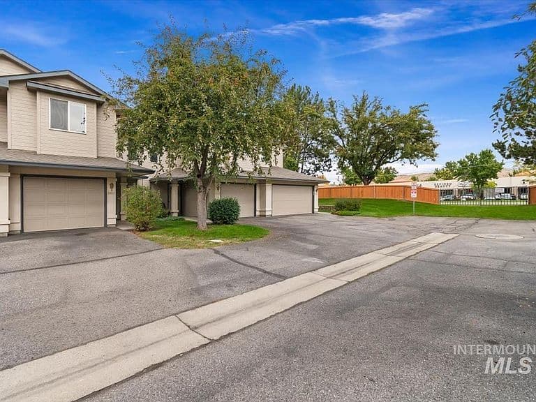 5852 N Cobbler Ln photo 3
