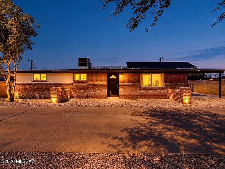 1824 W Lester St photo 1