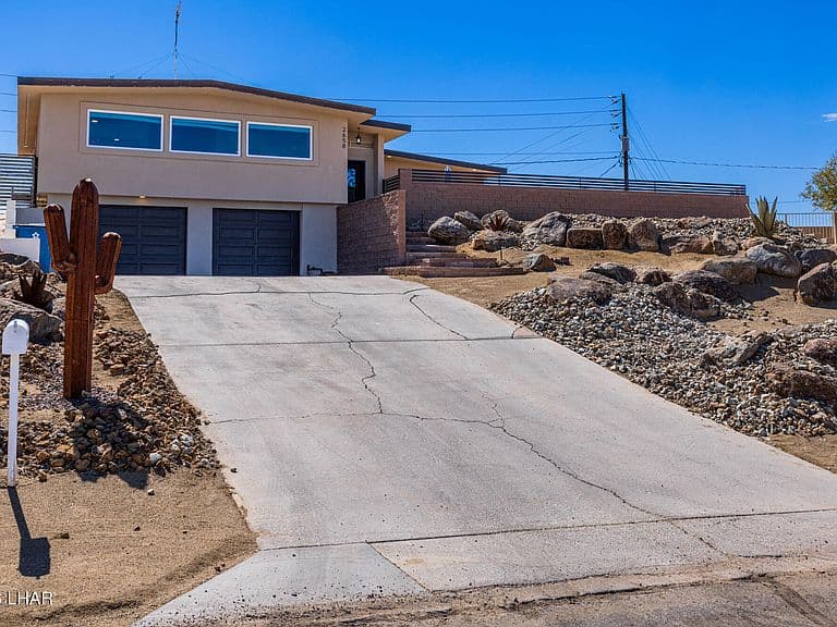 2658 Holiday Dr photo 1