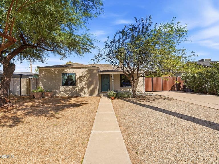 2508 E PINCHOT Avenue photo 2