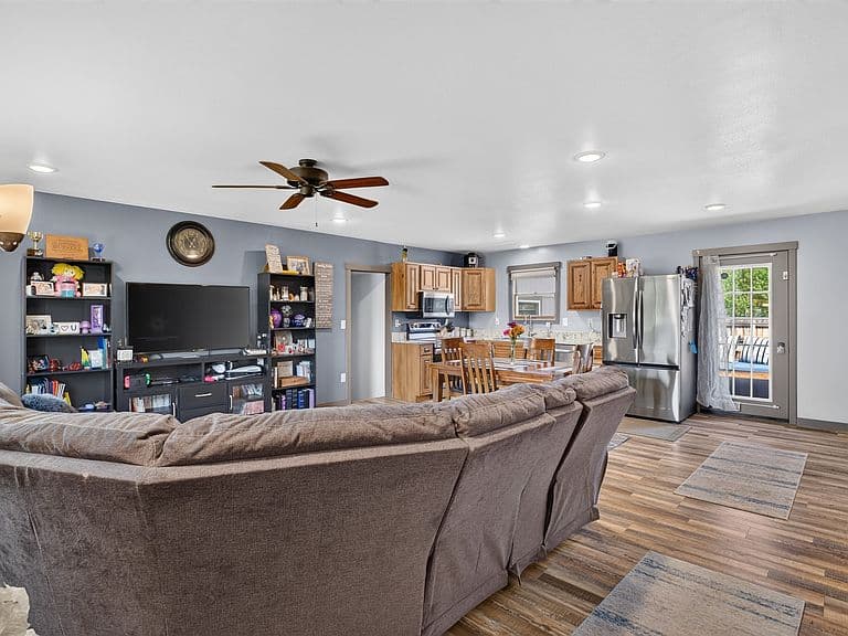 1698 Kelly Rd photo 4