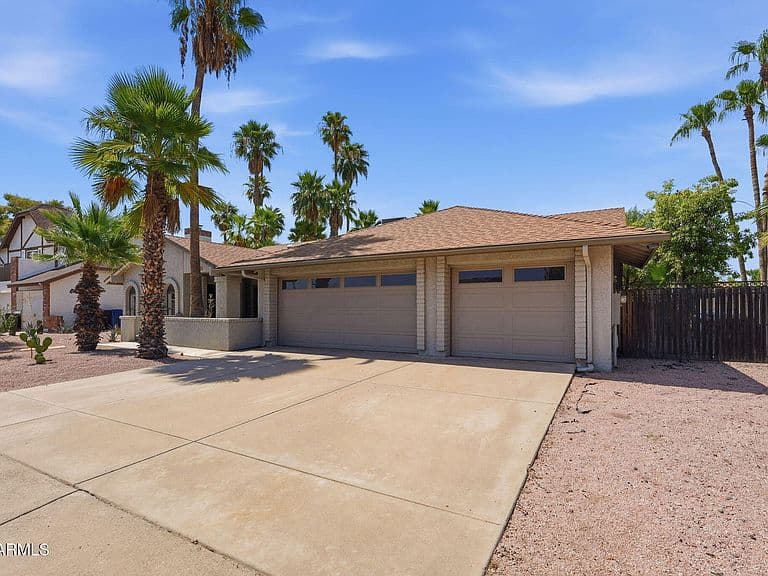 319 E HACKAMORE Street photo 3