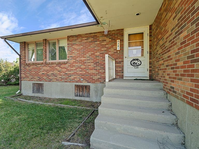 102 E Groschell St photo 3