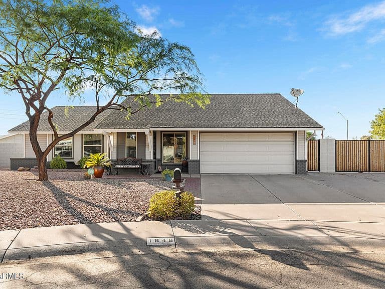 1846 W TARO Lane photo 1