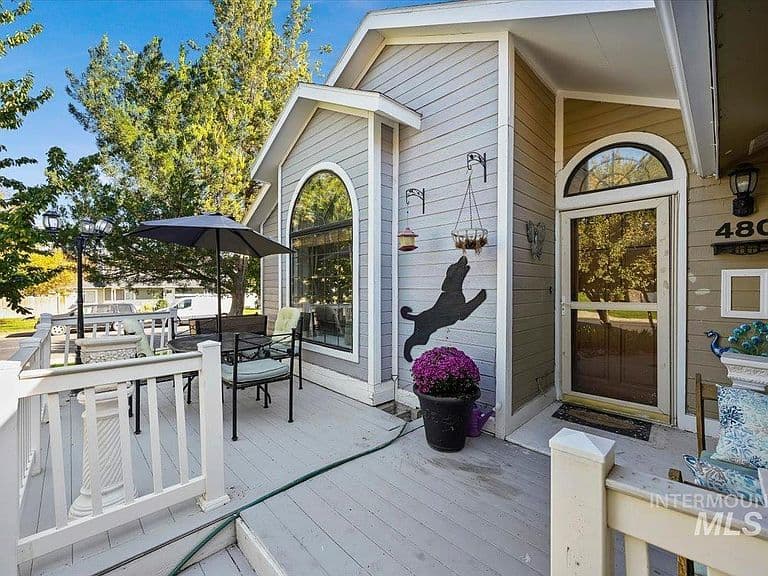 480 Carriage Ln photo 2