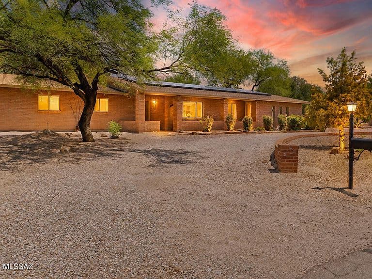 3221 N Riverbend Cir E photo 2
