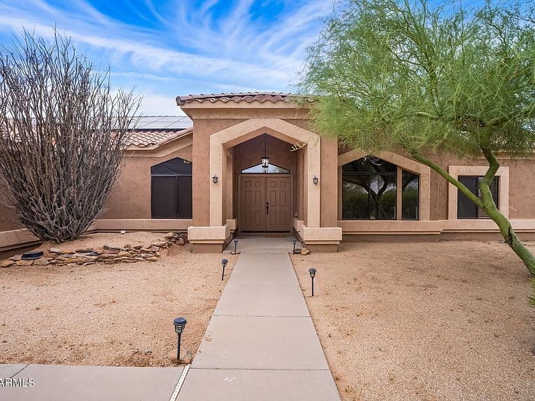 512 E JORDON Lane photo 1
