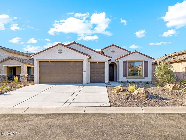 1533 E Dahlia Dr photo 1
