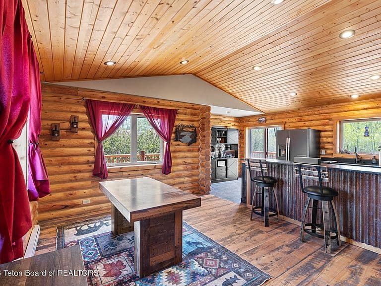 785 W Highway 33 photo 4