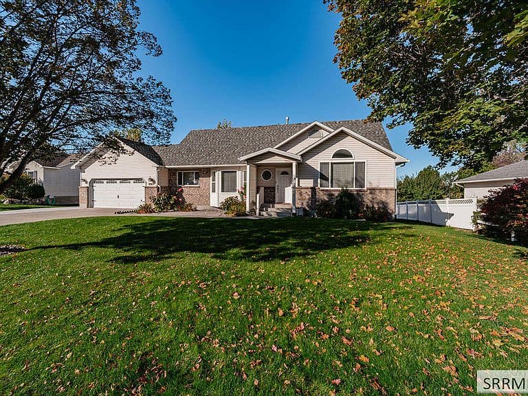 990 Hillview Dr photo 1