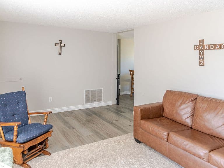 352 Phyllis Cir E photo 3