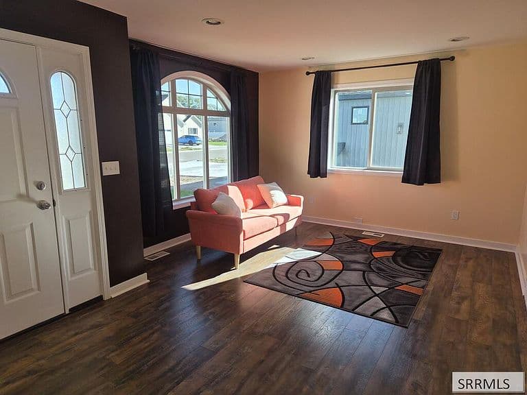 1069 Harris Loop photo 4
