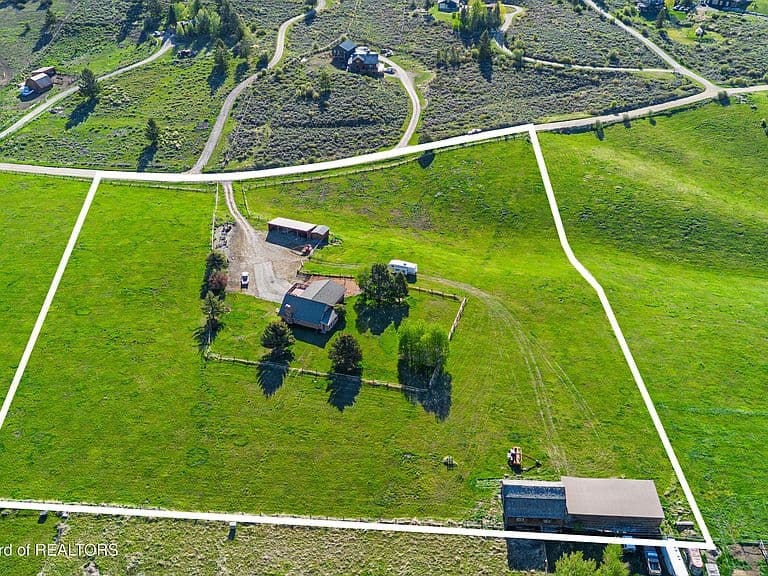 2050 E Snowberry Rd photo 2
