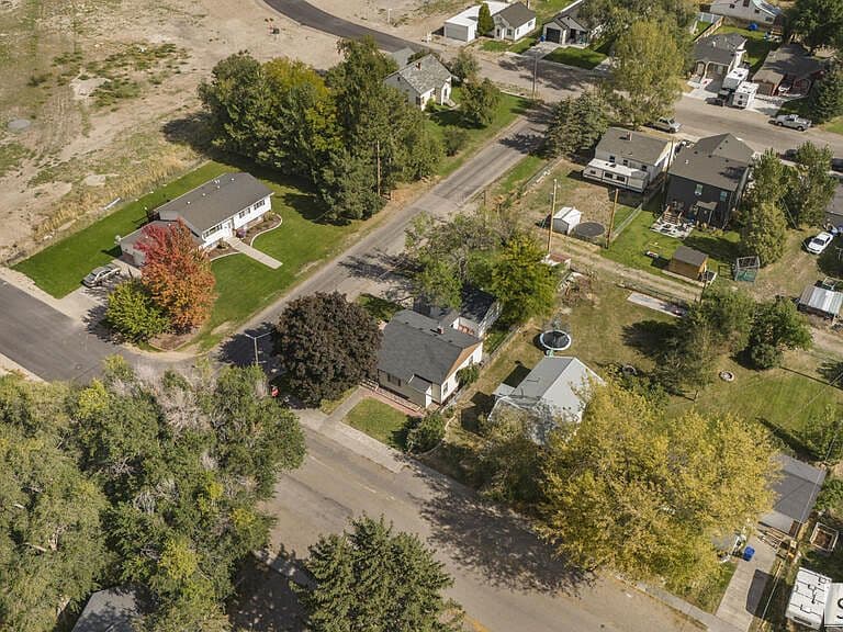 656 1st W photo 4