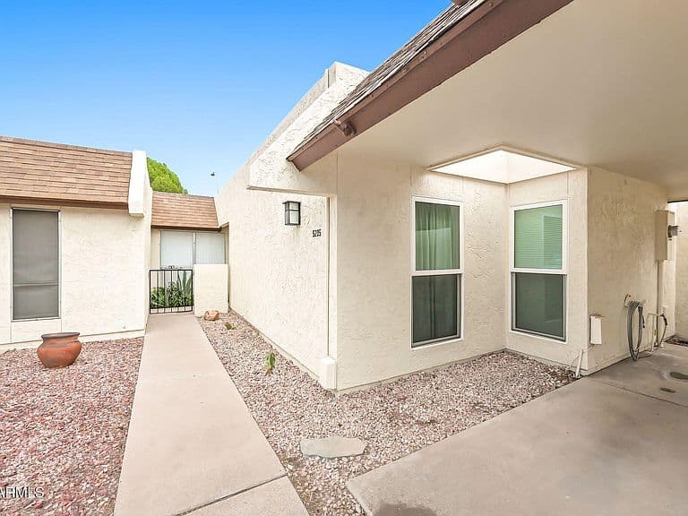 5205 S Hazelton Lane photo 2