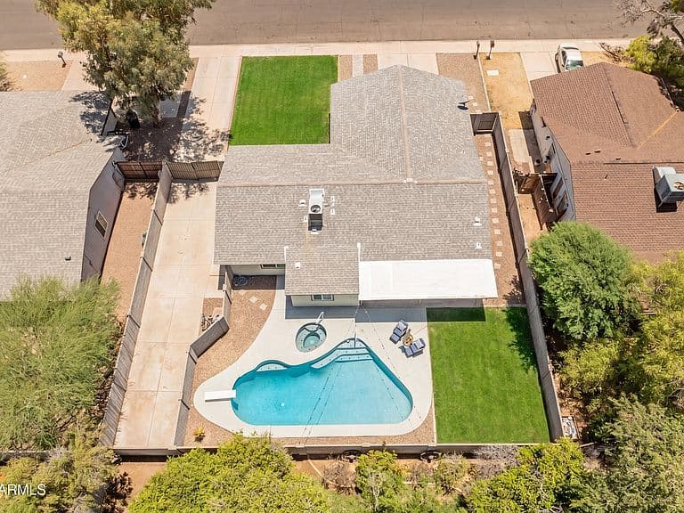 540 W Myrna Lane photo 3