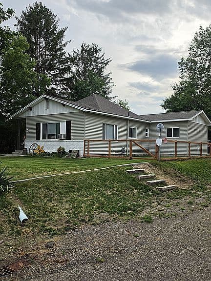 102 2nd St E photo 1