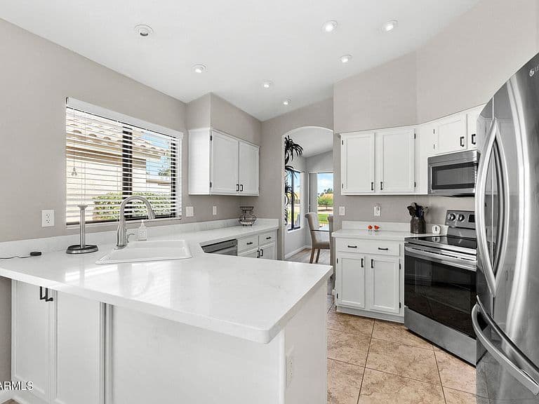 9425 W TARO Lane photo 3
