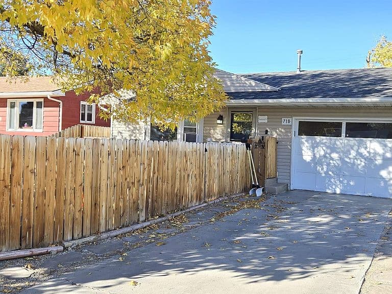 718 Amoretti St photo 1