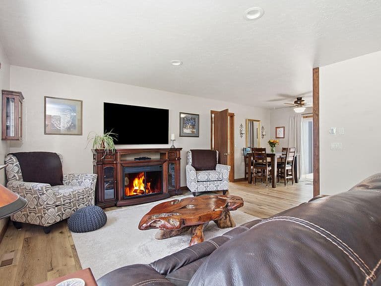 341 Aspen Dr photo 2