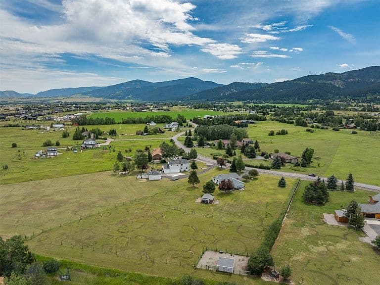 9 Indian Paintbrush Dr photo 4