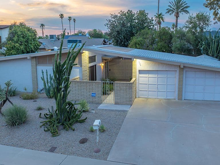 3024 W DESERT COVE Avenue photo 1