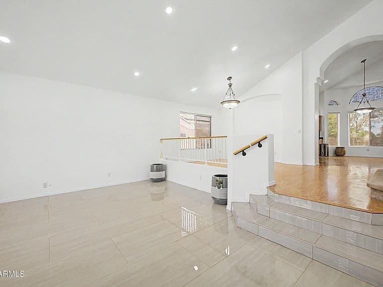 413 W LIBERTY Lane photo 2