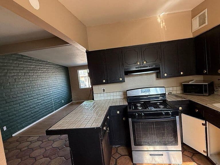 2022 S Beverly Ave photo 4