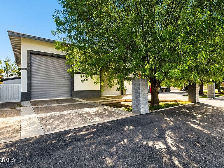 7740 W ORANGEWOOD Avenue photo 1