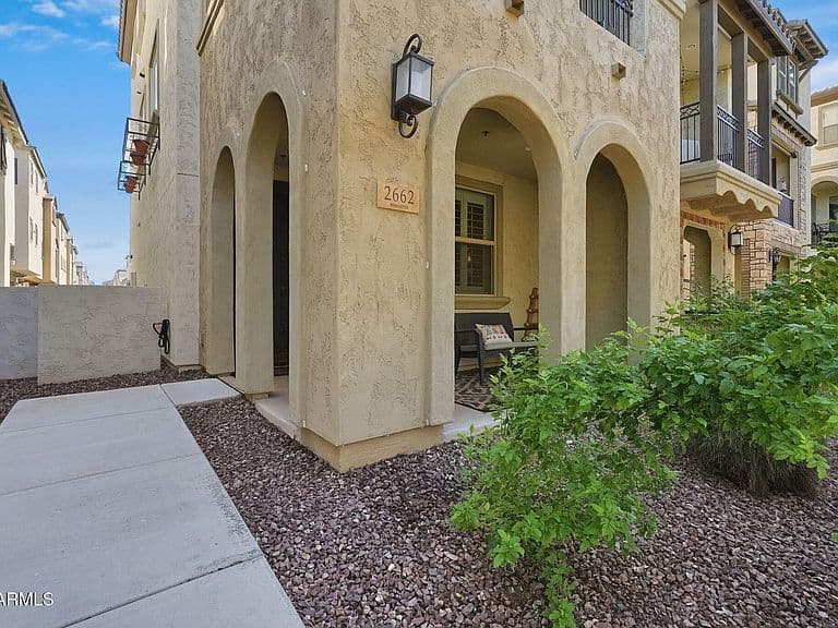 2662 S HARMONY Avenue photo 2