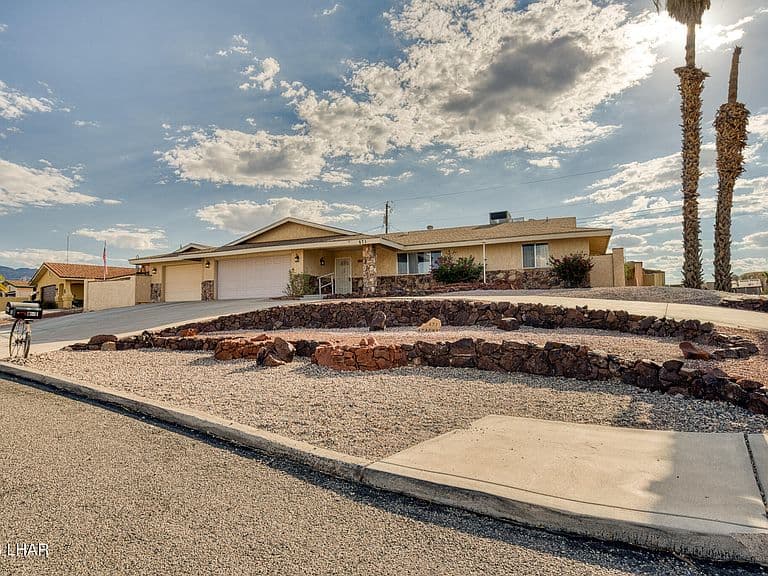 671 Apache Dr photo 1