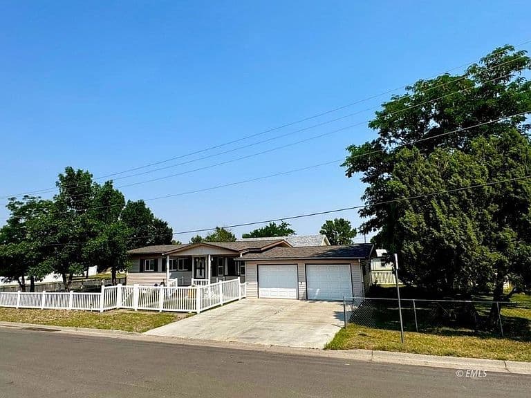 2905 Sudlow St photo 1