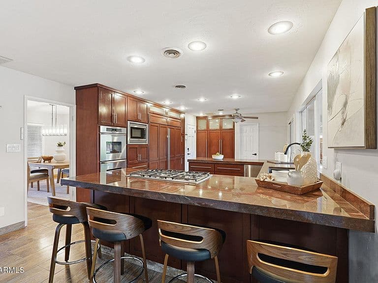 19 E CANTERBURY Court photo 4