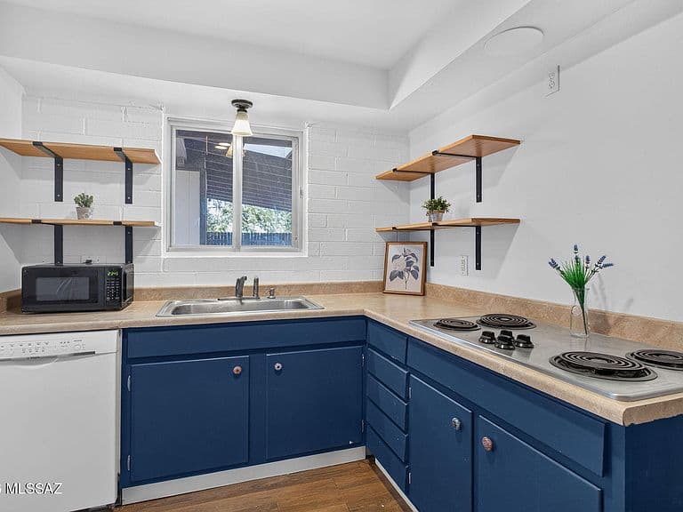 117 W George Truit St photo 4