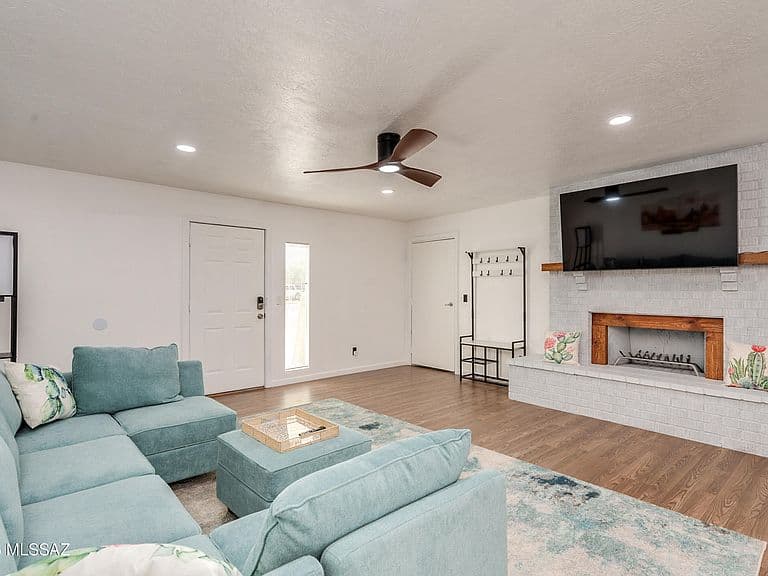 9870 E Celeste Dr photo 4