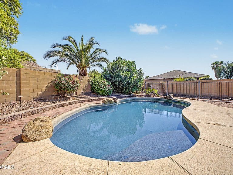 8602 W HELEN Lane photo 4