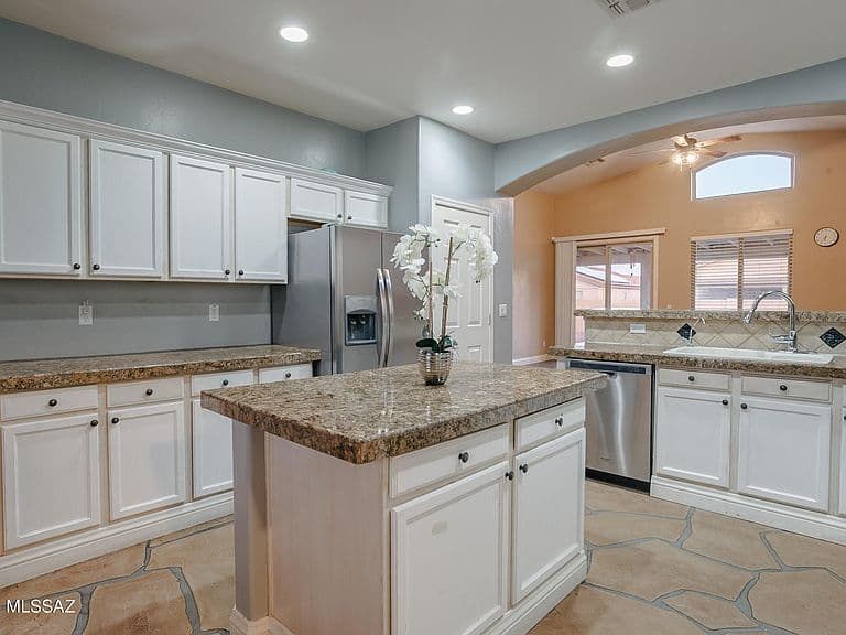 5533 W Carriage Dr photo 3