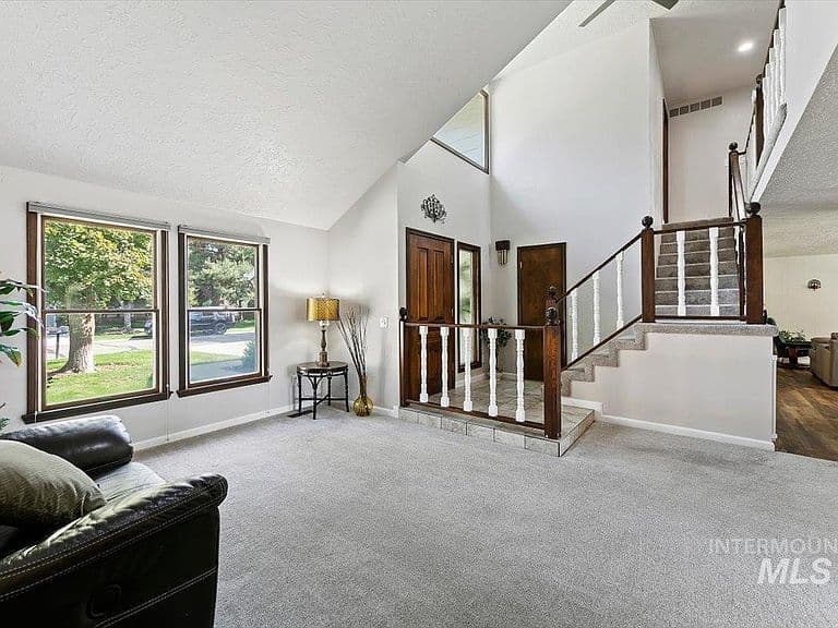 385 W Charlwood Ct photo 3
