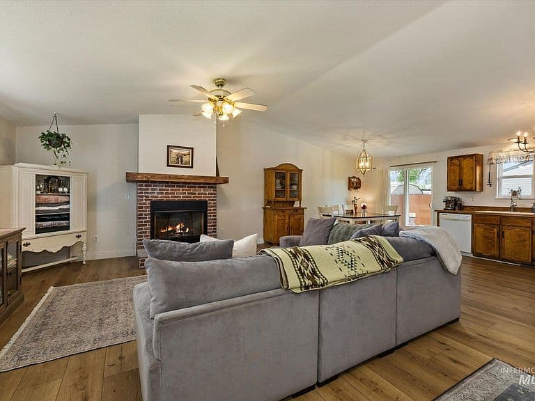 1047 W Chateau Ave photo 4