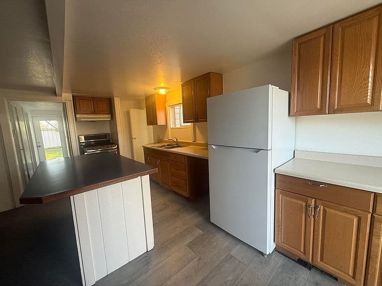 515 W C St photo 2