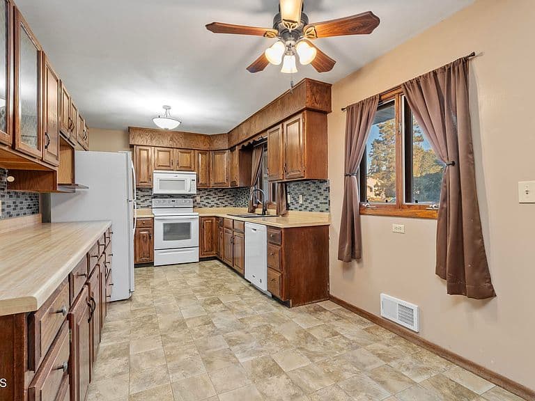 1011 W B Ave photo 5