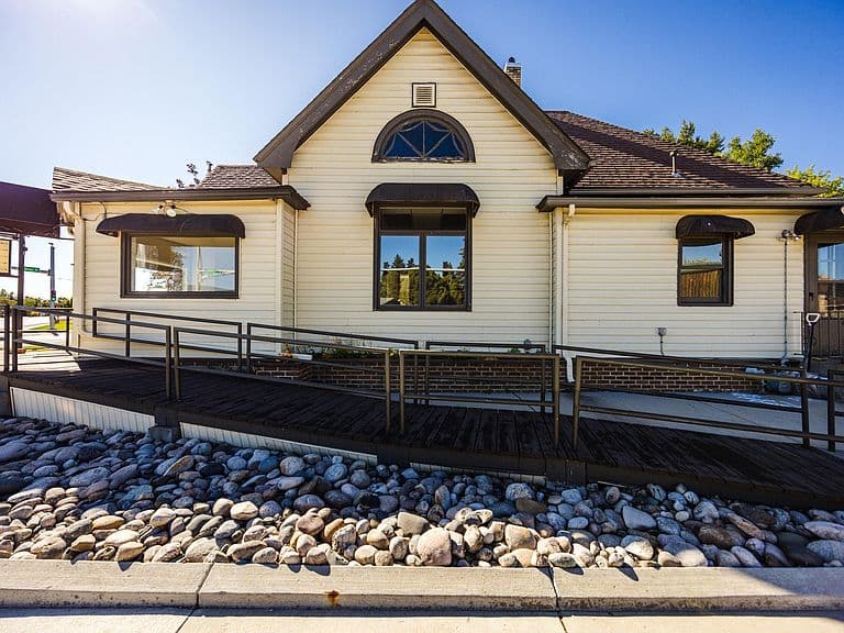 400 Coffeen Ave photo 3