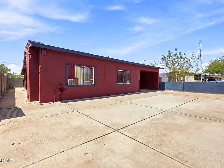 902 S 30TH Drive photo 3