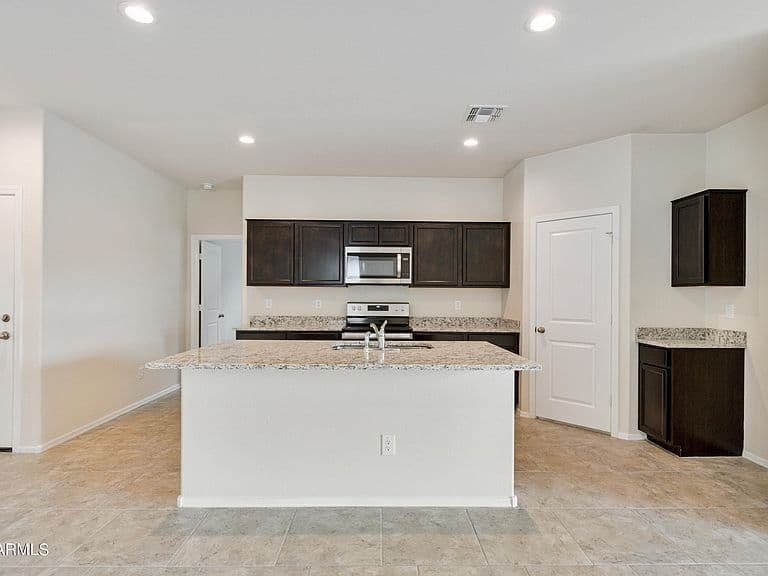 636 W BUNKER HILL Street photo 3