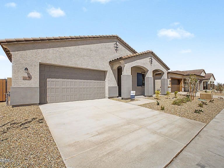 22212 W BLACKHAWK Drive photo 4