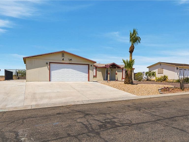 2719 E Vicki Avenue photo 3