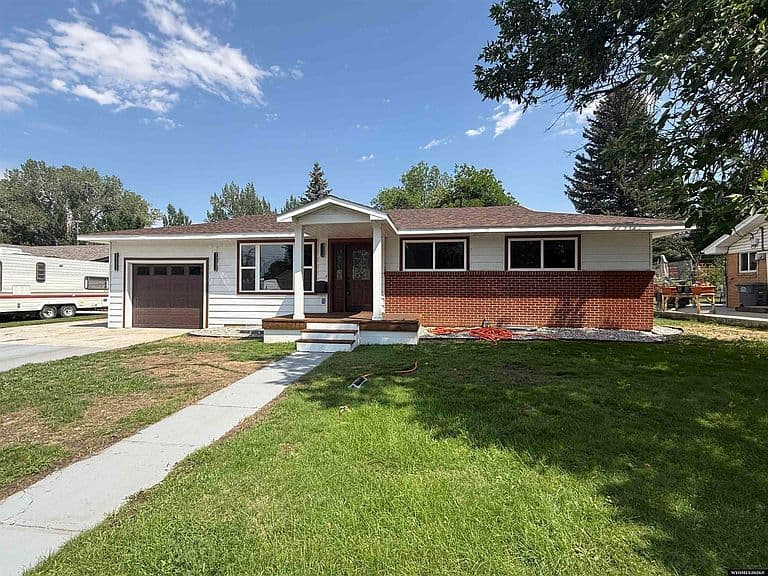 560 Brodie St photo 1