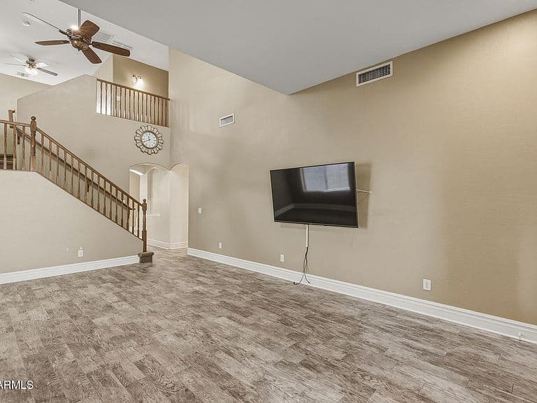 18027 W SUNNYSLOPE Lane photo 3