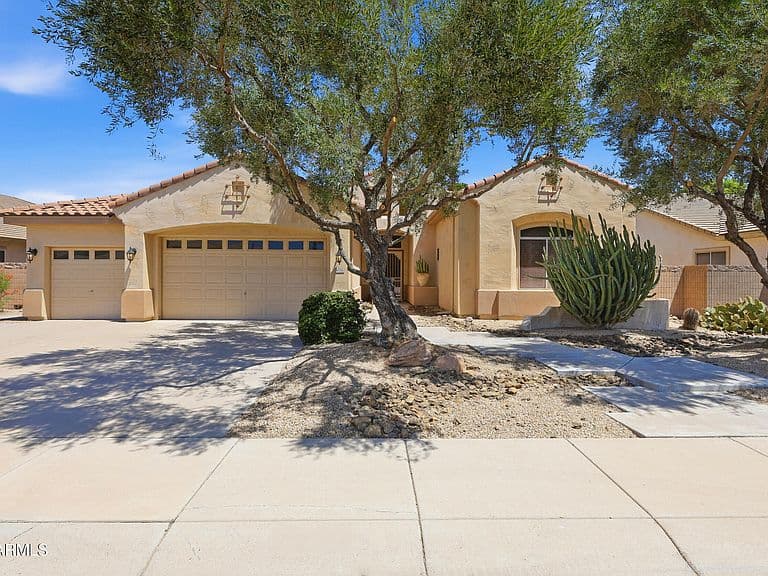 8056 W LOUISE Drive photo 2